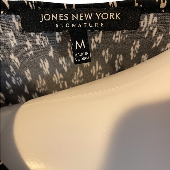 Jones New York Signature Black & White tank with brass/gold accessory in front. - Picture 3 of 8